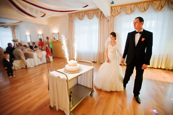 Recém-casados cortam bolo de casamento — Fotografia de Stock