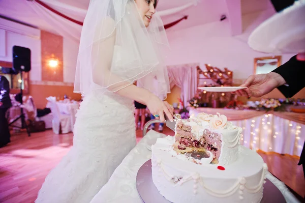 新婚夫婦がウェディング ケーキをカットします。 — ストック写真