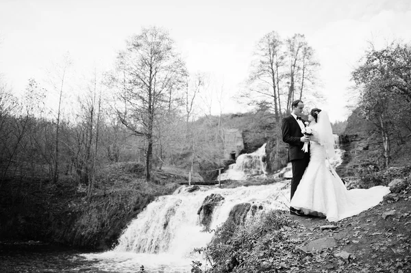Härlig nygifta bakgrund vattenfall på kall höstdag — Stockfoto