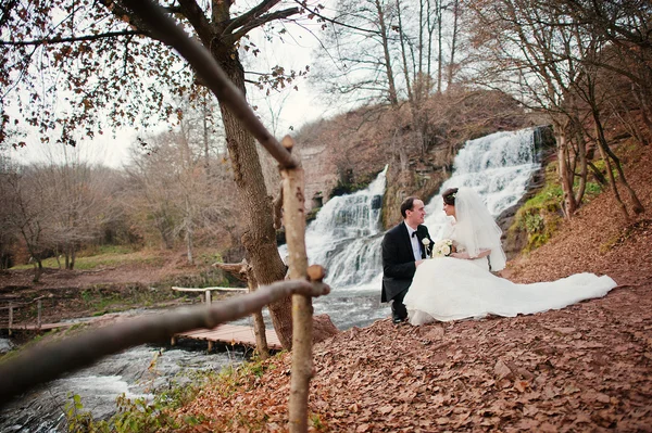 Härlig nygifta bakgrund vattenfall på kall höstdag — Stockfoto