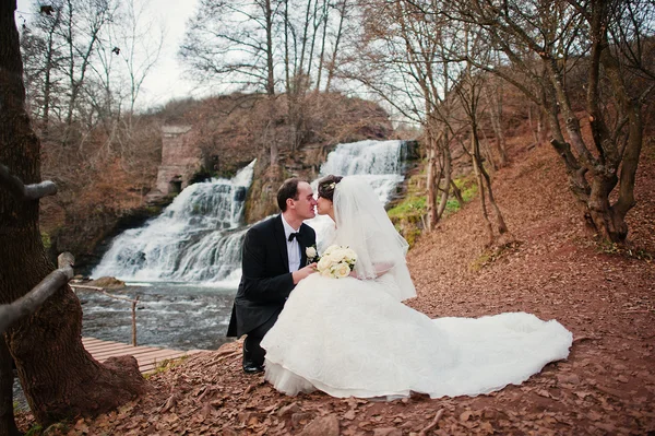 Nowożeńcy piękne tło wodospad w zimny jesienny dzień — Zdjęcie stockowe