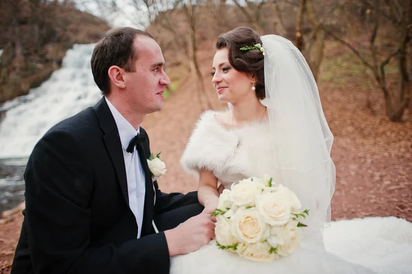Nowożeńcy piękne tło wodospad w zimny jesienny dzień — Zdjęcie stockowe
