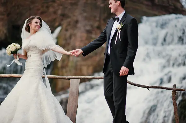 Precioso recién casados fondo cascada en el frío día de otoño —  Fotos de Stock