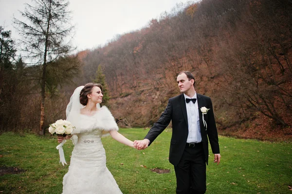 Casal de casamento na floresta de outono — Fotografia de Stock