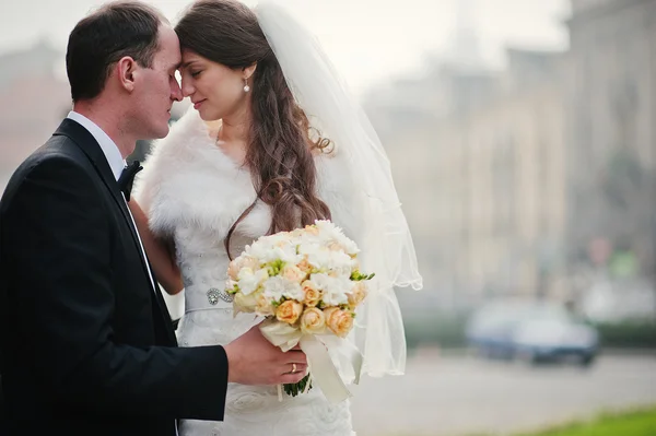 Νέων κομψό και πλούσιο γαμήλιο ζεύγος στο αγάπη στους δρόμους του Kr — Φωτογραφία Αρχείου