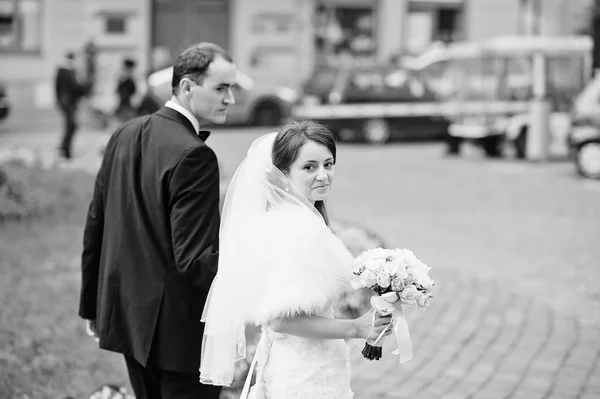 Jonge elegante en hartige bruidspaar verliefd op straten van Kr — Stockfoto