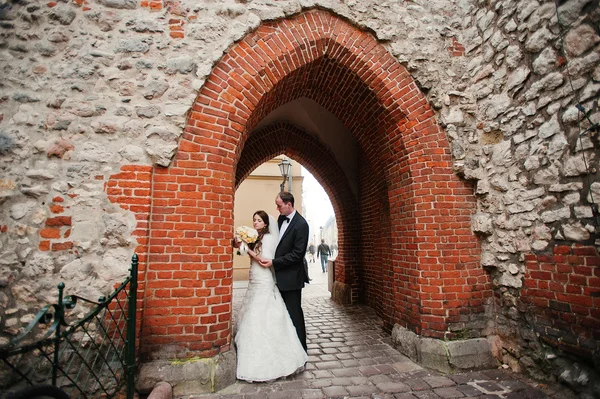 Jonge elegante en hartige bruidspaar verliefd op straten van Kr — Stockfoto