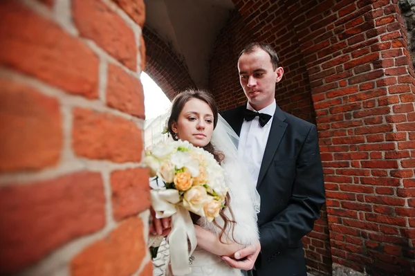 Young elegant and hearty wedding couple in love on streets of Kr — Stock Photo, Image