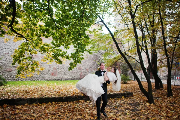 秋の公園でちょうど結婚 — ストック写真
