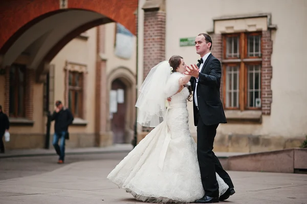 Casal de casamento elegante e saudável jovem no amor em ruas de Kr — Fotografia de Stock