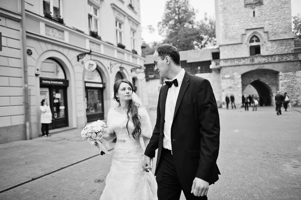 Junge elegante und herzliche Hochzeitspaar verliebt auf den Straßen von kr — Stockfoto