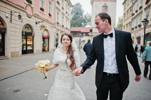 Casal de casamento elegante e saudável jovem no amor em ruas de Kr — Fotografia de Stock