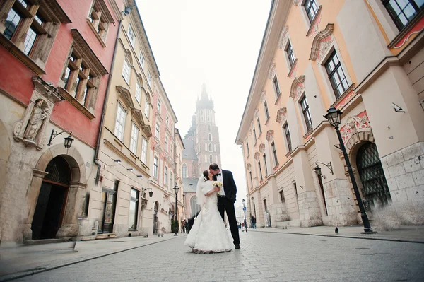 Jeune couple de mariage élégant et copieux amoureux dans les rues de Kr — Photo