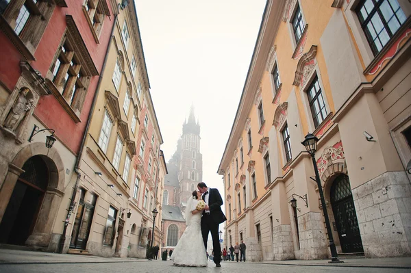 Jeune couple de mariage élégant et copieux amoureux dans les rues de Kr — Photo
