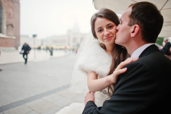 Casal de casamento elegante e saudável jovem no amor em ruas de Kr — Fotografia de Stock