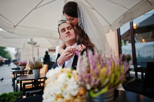 Jeune couple de mariage élégant et copieux amoureux dans les rues de Kr — Photo