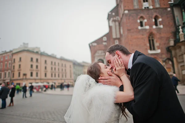 Young elegant and hearty wedding couple in love on streets of Kr — Stock Photo, Image