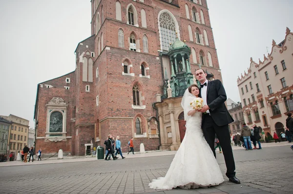 Jonge elegante en hartige bruidspaar verliefd op straten van Kr — Stockfoto