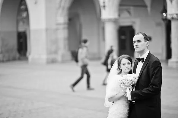 Junge elegante und herzliche Hochzeitspaar verliebt auf den Straßen von kr — Stockfoto