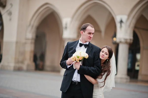 Young elegant and hearty wedding couple in love on streets of Kr — Stock Photo, Image