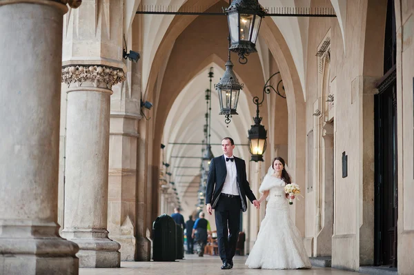 Junge elegante und herzliche Hochzeitspaar verliebt auf den Straßen von kr — Stockfoto