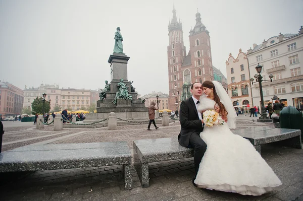 Jeune couple de mariage élégant et copieux amoureux dans les rues de Kr — Photo