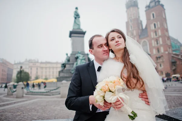 Jeune couple de mariage élégant et copieux amoureux dans les rues de Kr — Photo