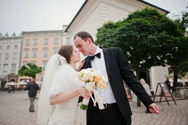 Casal de casamento elegante e saudável jovem no amor em ruas de Kr — Fotografia de Stock