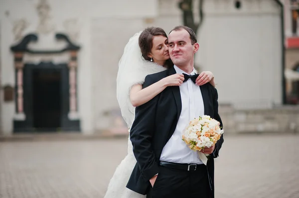 Jeune couple de mariage élégant et copieux amoureux dans les rues de Kr — Photo