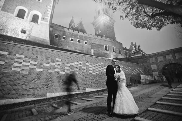 Joyeux couple de mariage en soirée Cracovie — Photo