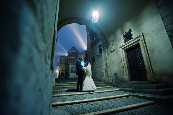 Glückliches Hochzeitspaar am Abend in Krakow — Stockfoto