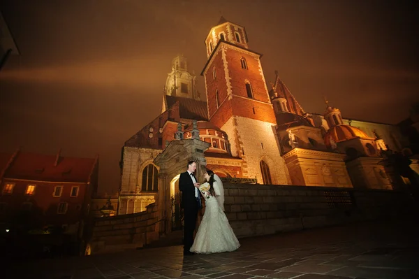 Verheugd huwelijksfeest paar in avond Krakau — Stockfoto