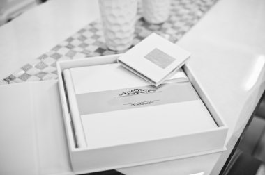 Beyaz klasik düğün kitap ve albüm