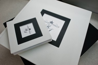 Siyah ve beyaz tarzı düğün fotoğraf kitabı ve albüm