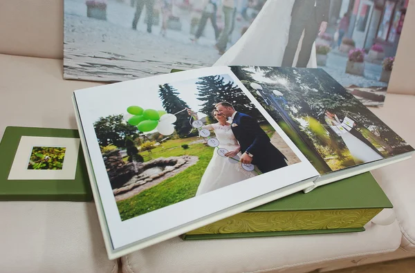 Green and white leather wedding photo book and album with pictur — Stock Photo, Image