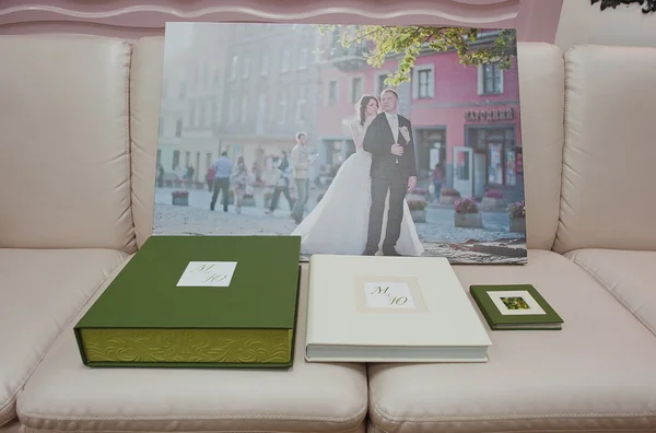 Livro de fotos de casamento de couro verde e branco e álbum com pictur — Fotografia de Stock