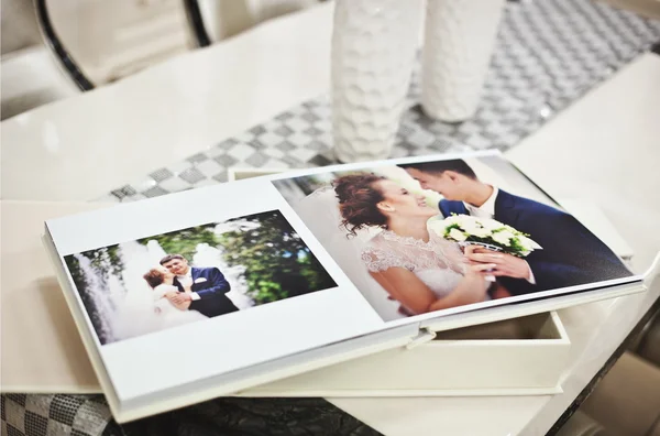 Livro de casamento clássico branco e álbum — Fotografia de Stock