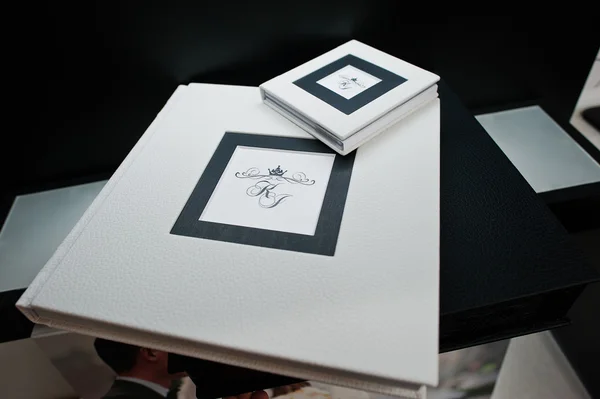 Libro de fotos y álbum de boda estilo blanco y negro — Foto de Stock