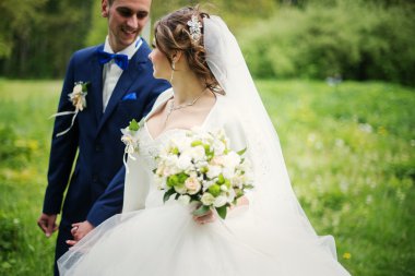 Genç güzel ve parkta yürüyüş çarklı Düğün çifti