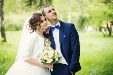 Genç güzel ve parkta yürüyüş çarklı Düğün çifti