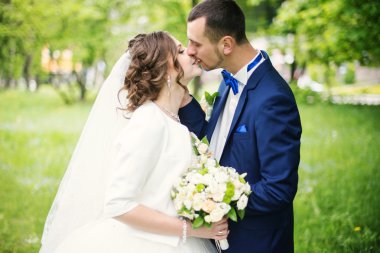 Genç güzel ve parkta yürüyüş çarklı Düğün çifti