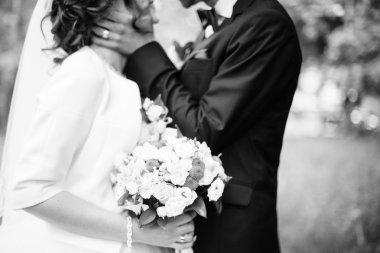 Genç güzel ve parkta yürüyüş çarklı Düğün çifti