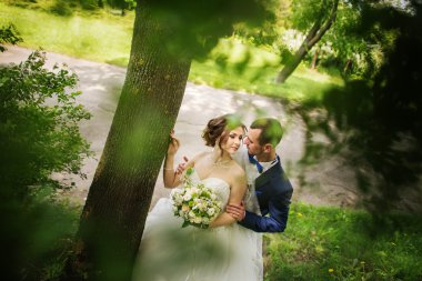 Genç güzel ve parkta yürüyüş çarklı Düğün çifti