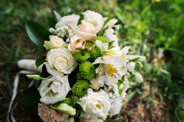 Düğün buketi, yeşil çim