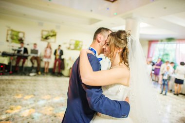 İlk düğün dansı kalp çiçek