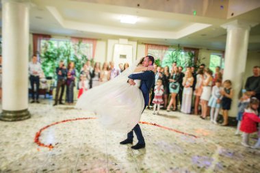 İlk düğün dansı kalp çiçek