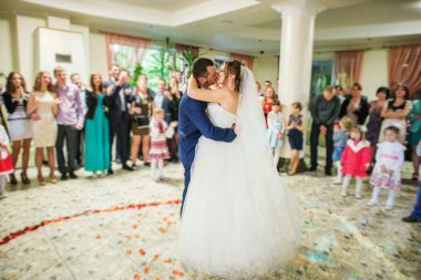 İlk düğün dansı kalp çiçek