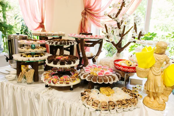 결혼식 피로연, 과일 및 caces의 장식 테이블 — 스톡 사진