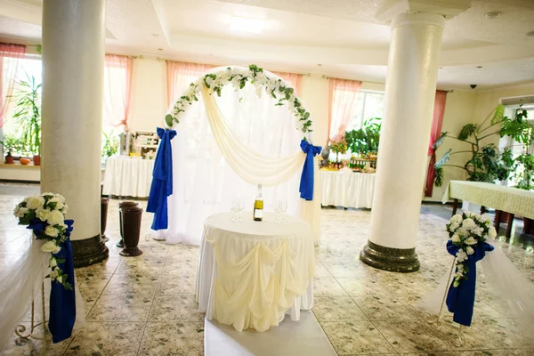 Arco de boda en el restaurante —  Fotos de Stock