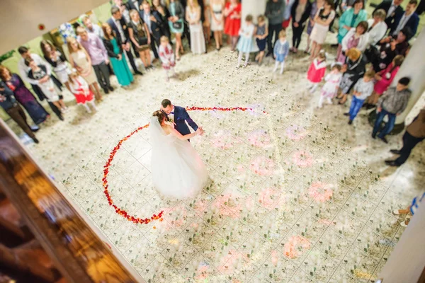 First wedding dance on heart of flowers — Stock Photo, Image